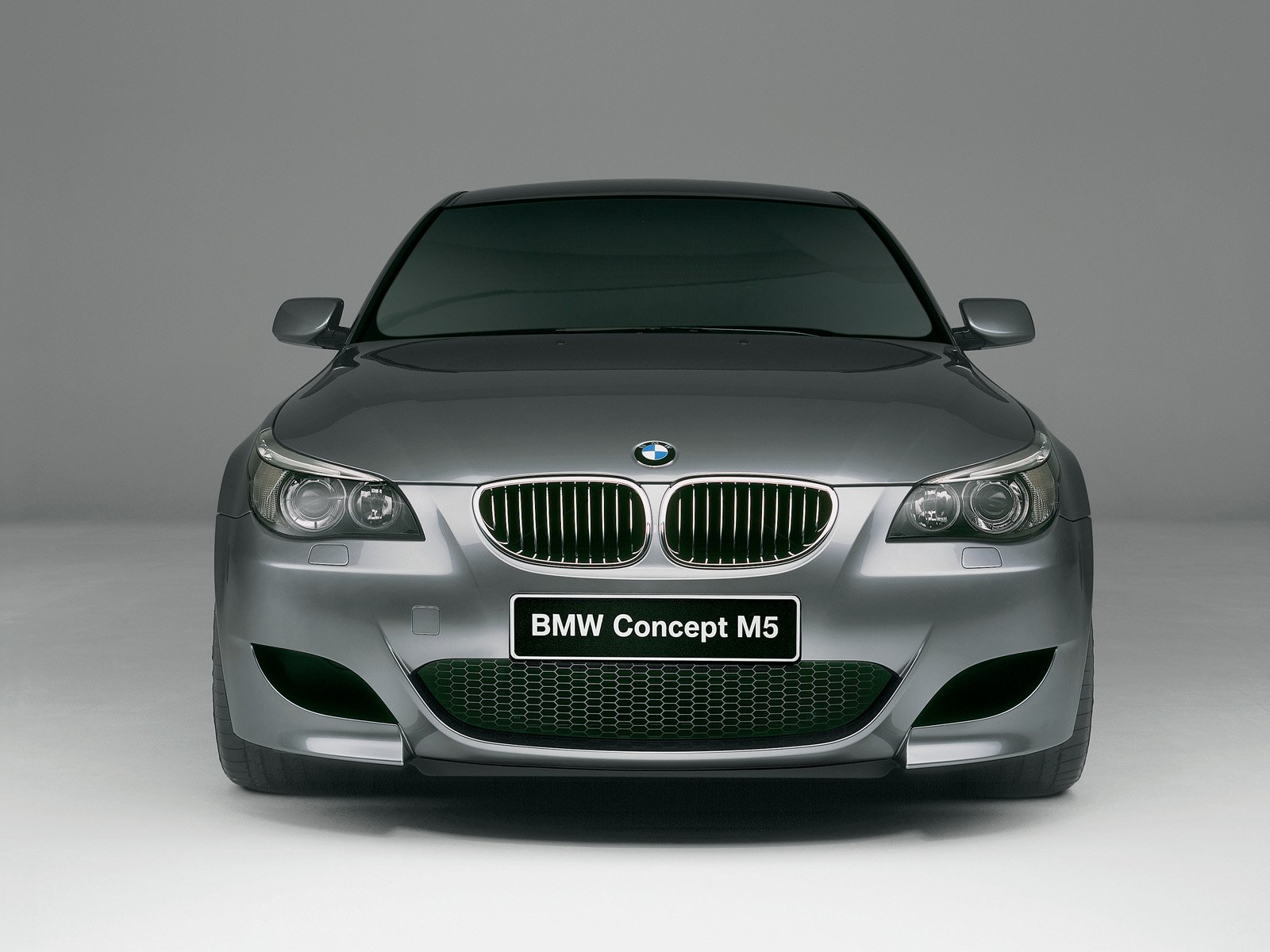 BMW-M5-Limousine-E60-001.jpg