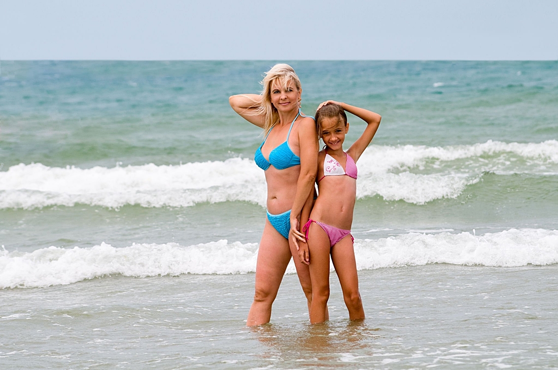 Фотосессия на пляже мама с дочкой