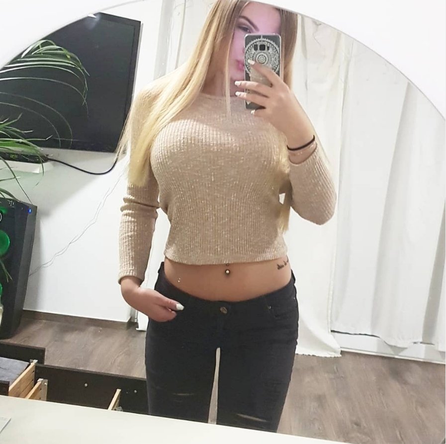 Larissa K (23).png