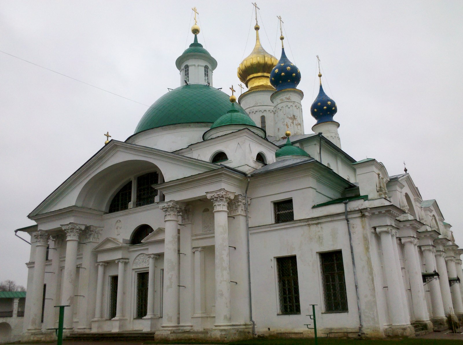 2013-11-10_12-36-16_960 Слева-церковь Иакова Ростовского, справа