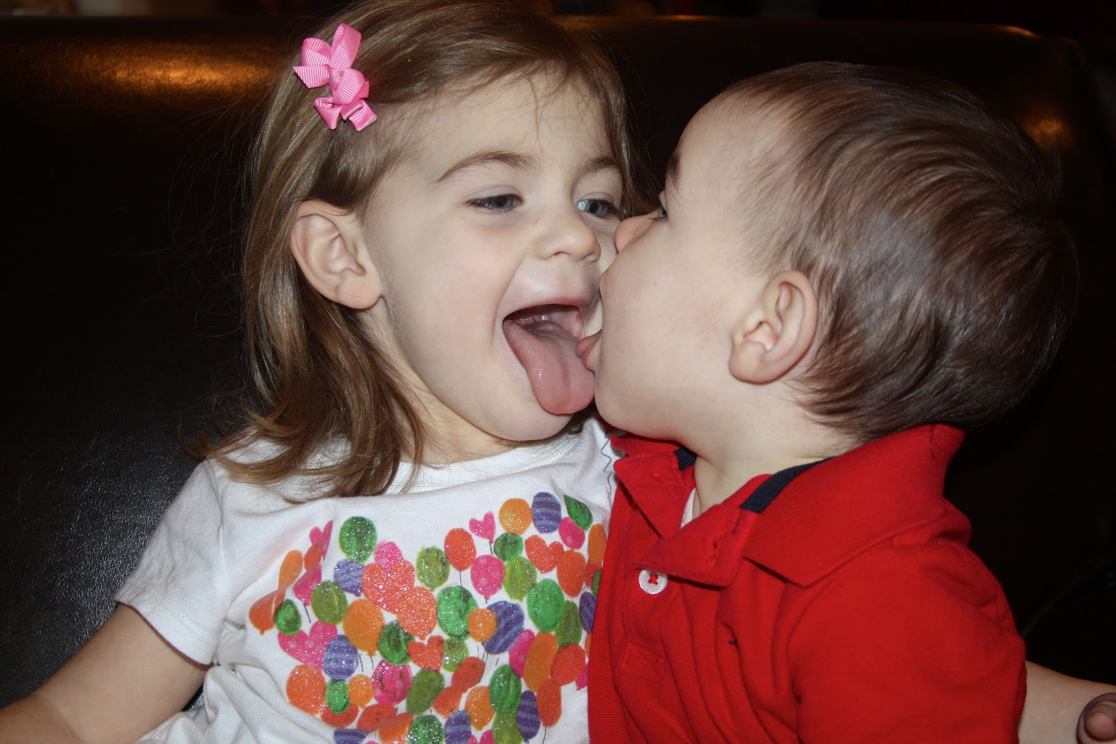 Licking boy girl. Литтл Киссинг. Детский поцелуй. Дети поцелуй с языком. Поцелуй маленьких детей с языком.