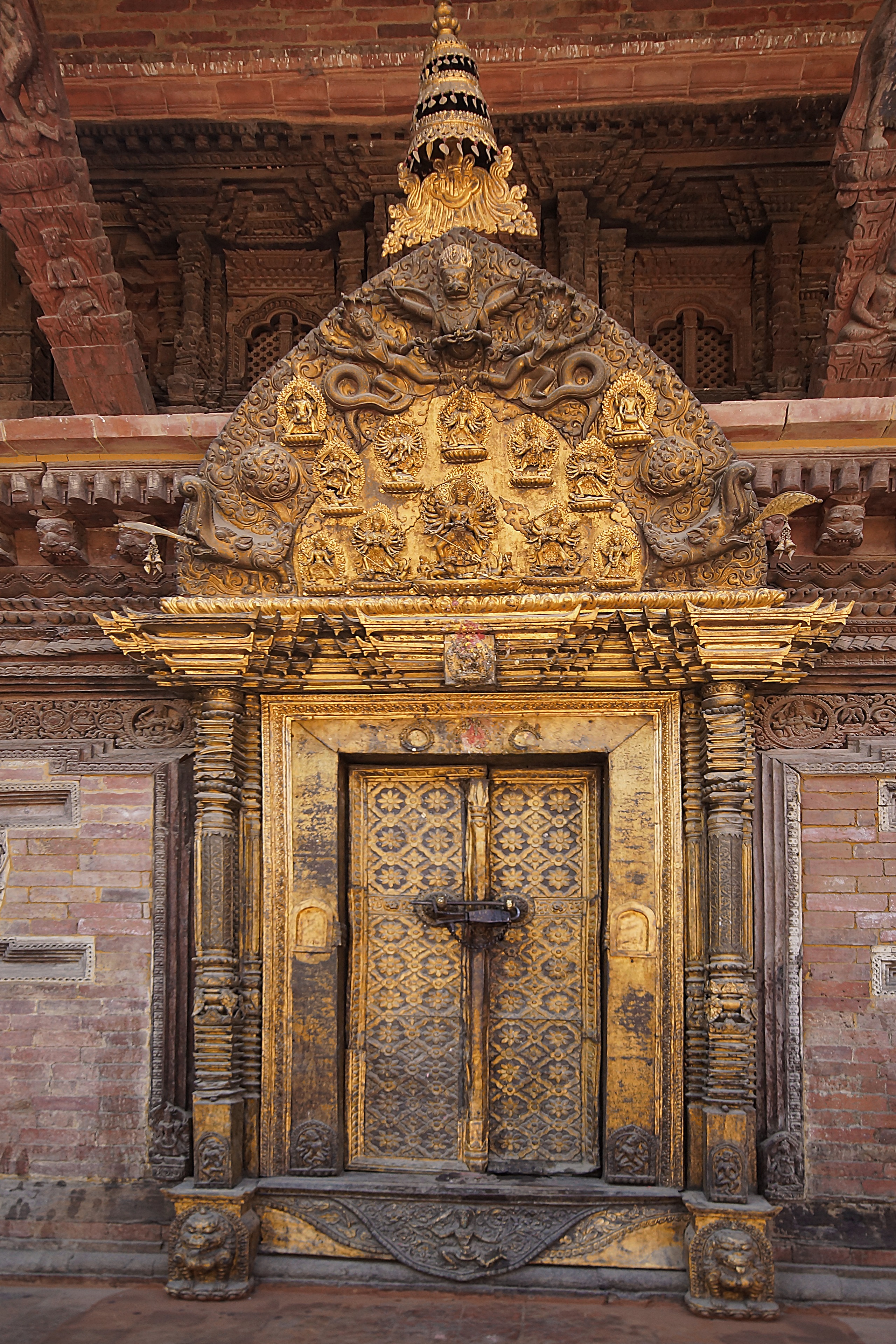 Позолоченные двери Хануман Дхока