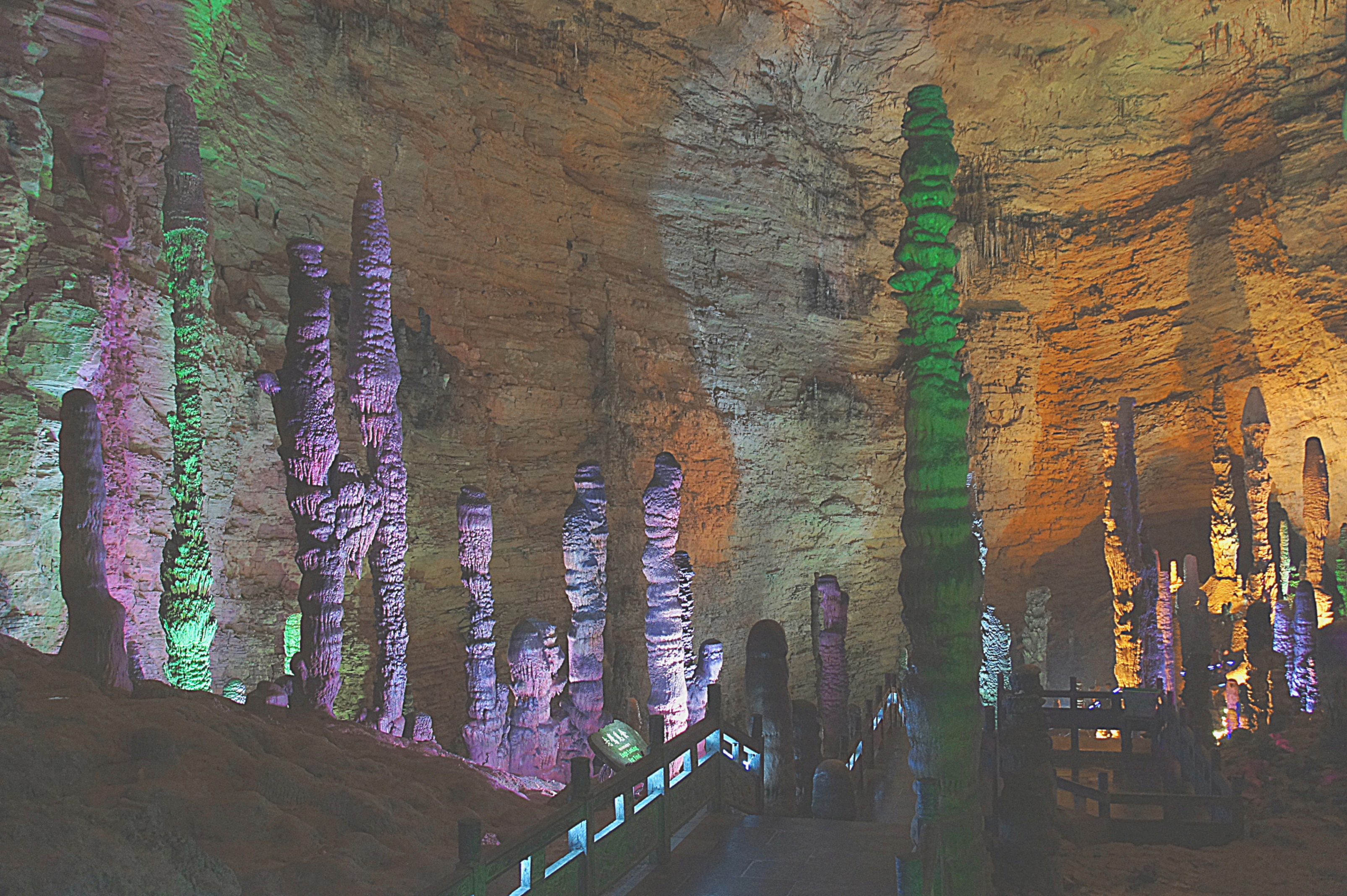 Сталагмитовый зал пещеры