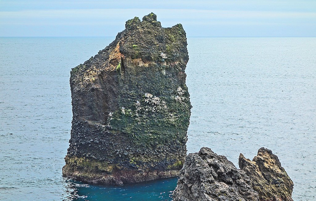 Базальтовая скала у ЮЗ, берега