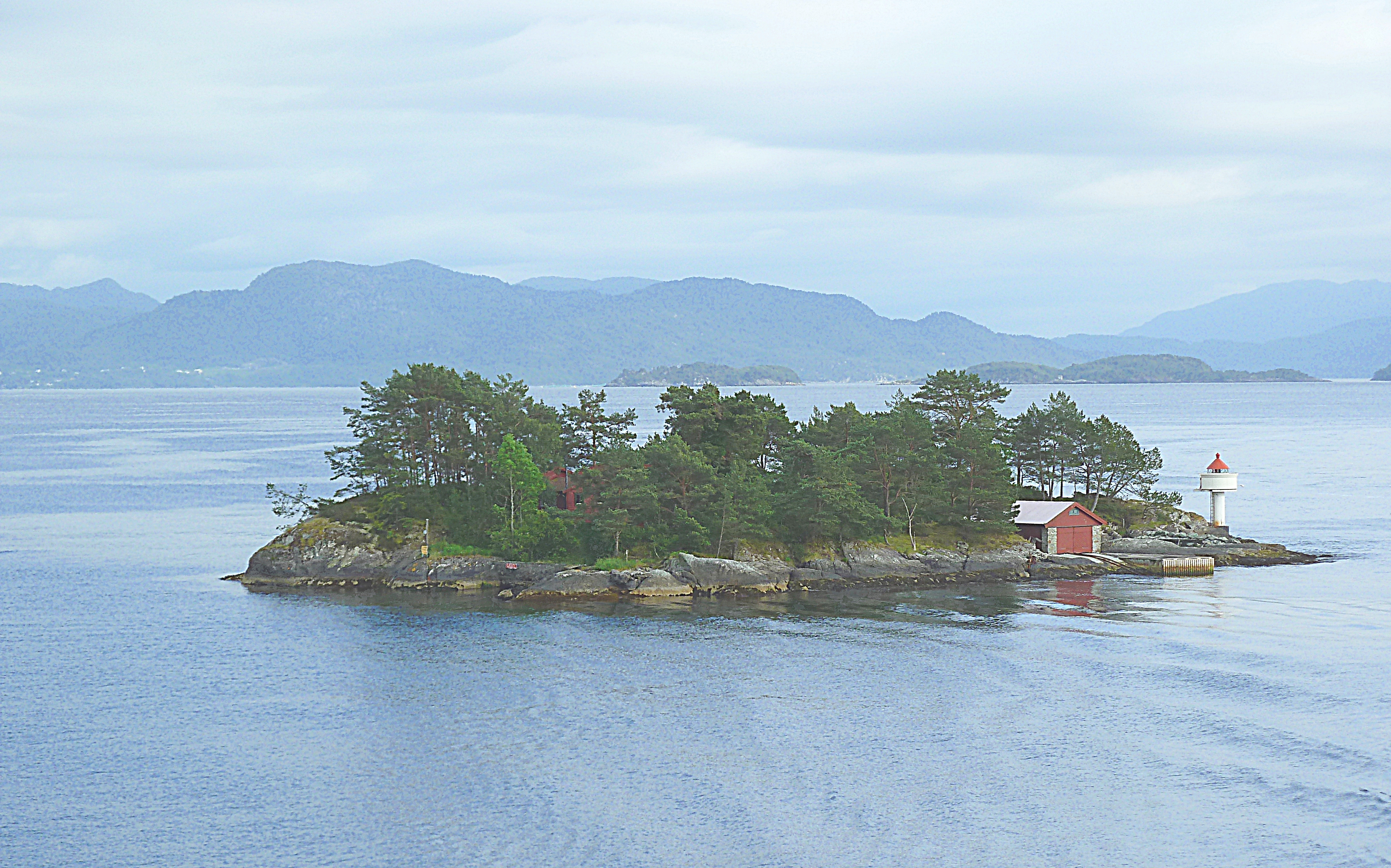 Островок на фьорде