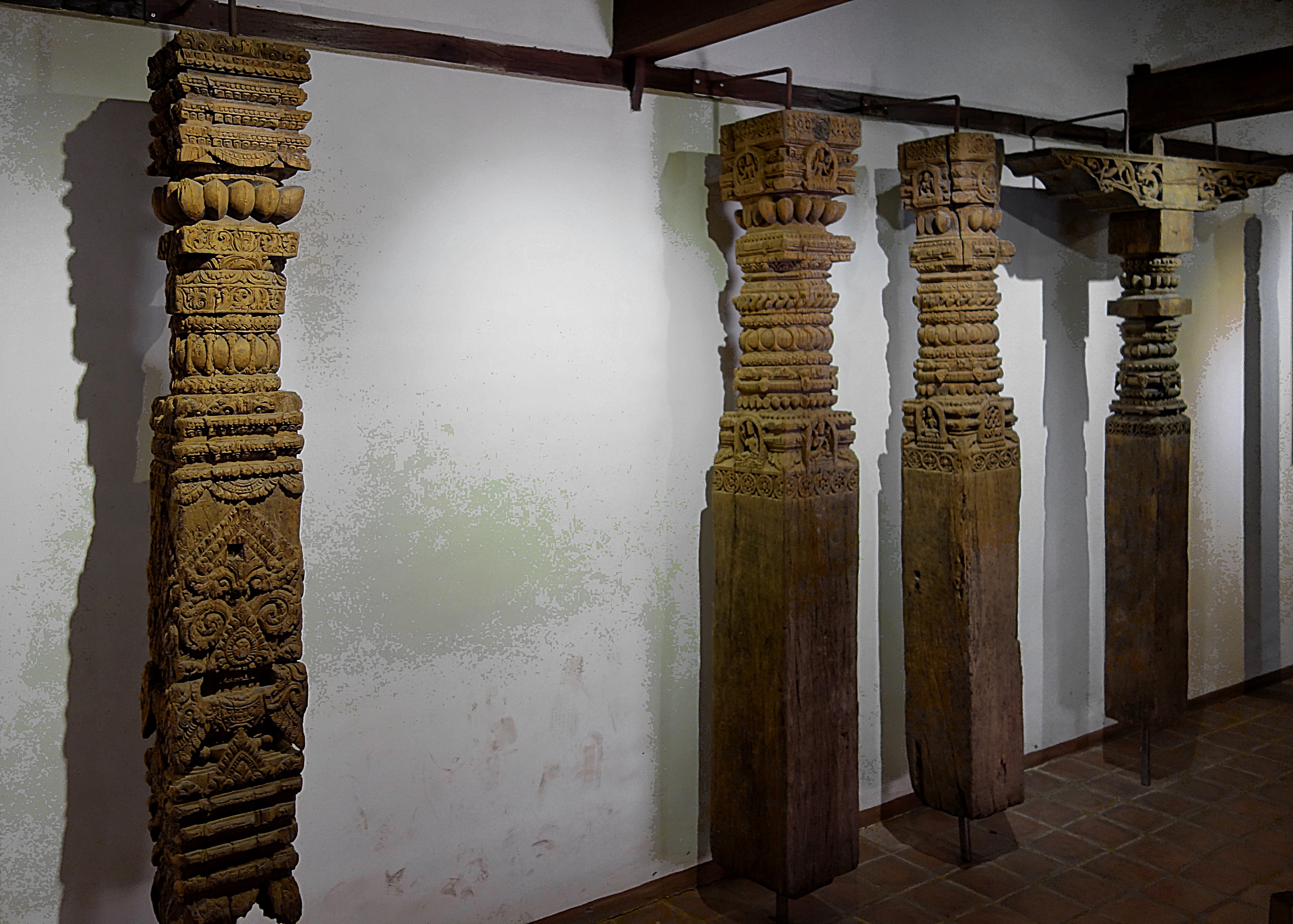 Древние резные колонны в музее