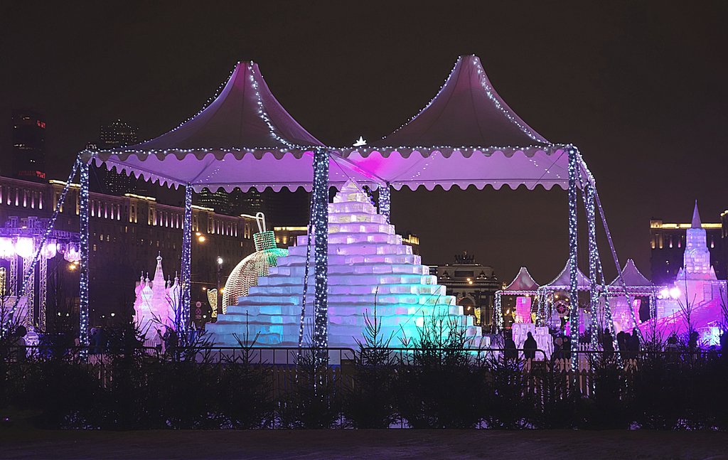 Ледяная пирамида с подсветкой