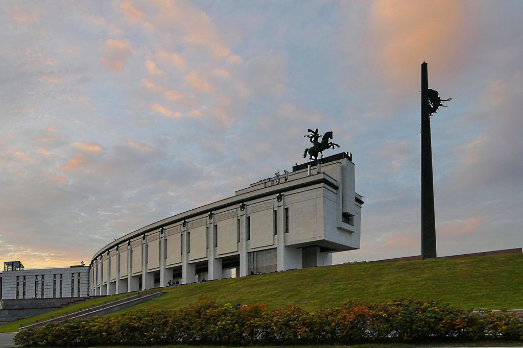 Музей и стелла в Парке Победы