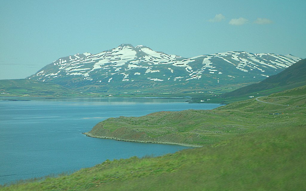 Горы и озеро на севере Исландии