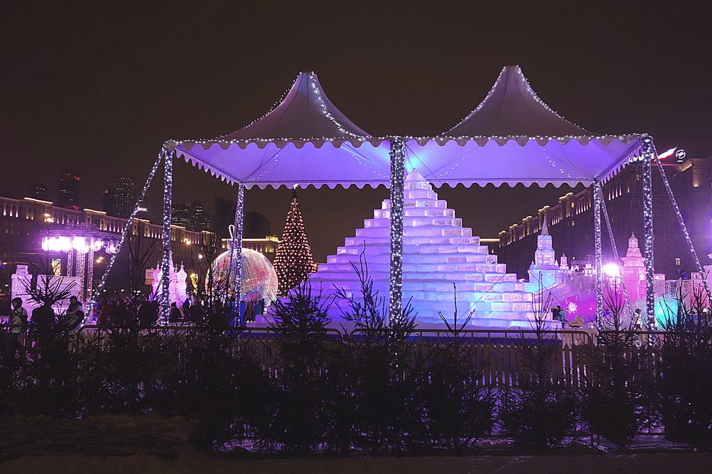 Ледяная пирамида с подсветкой