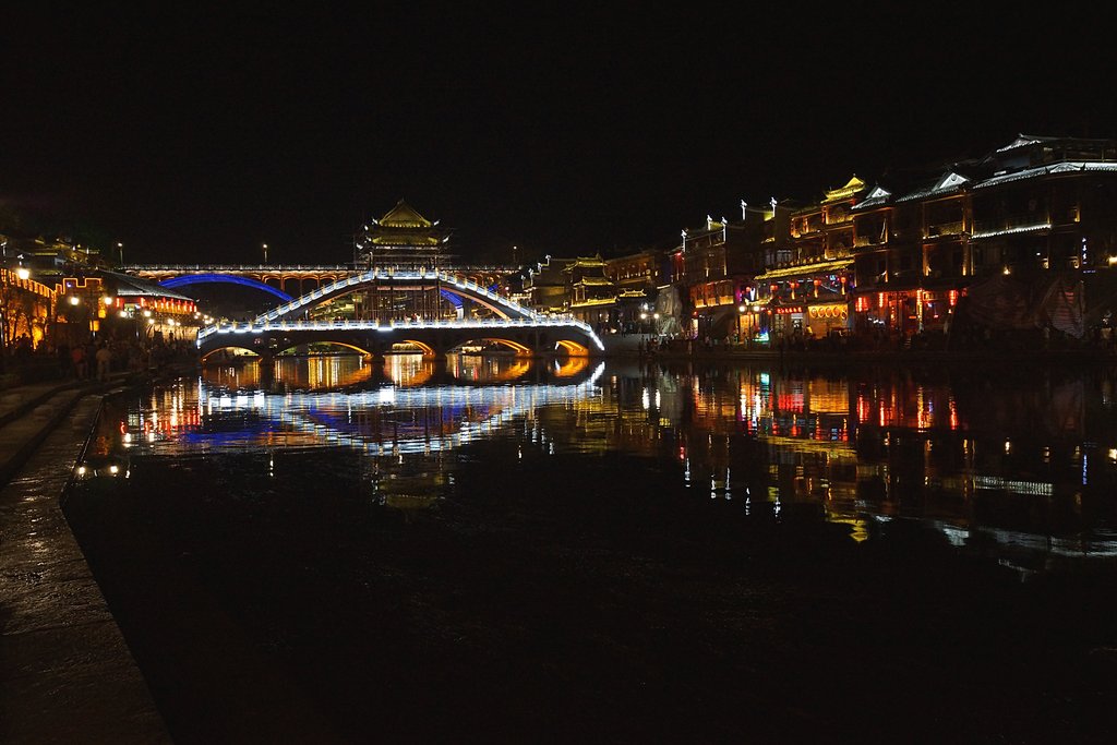 Мост через реку вечером