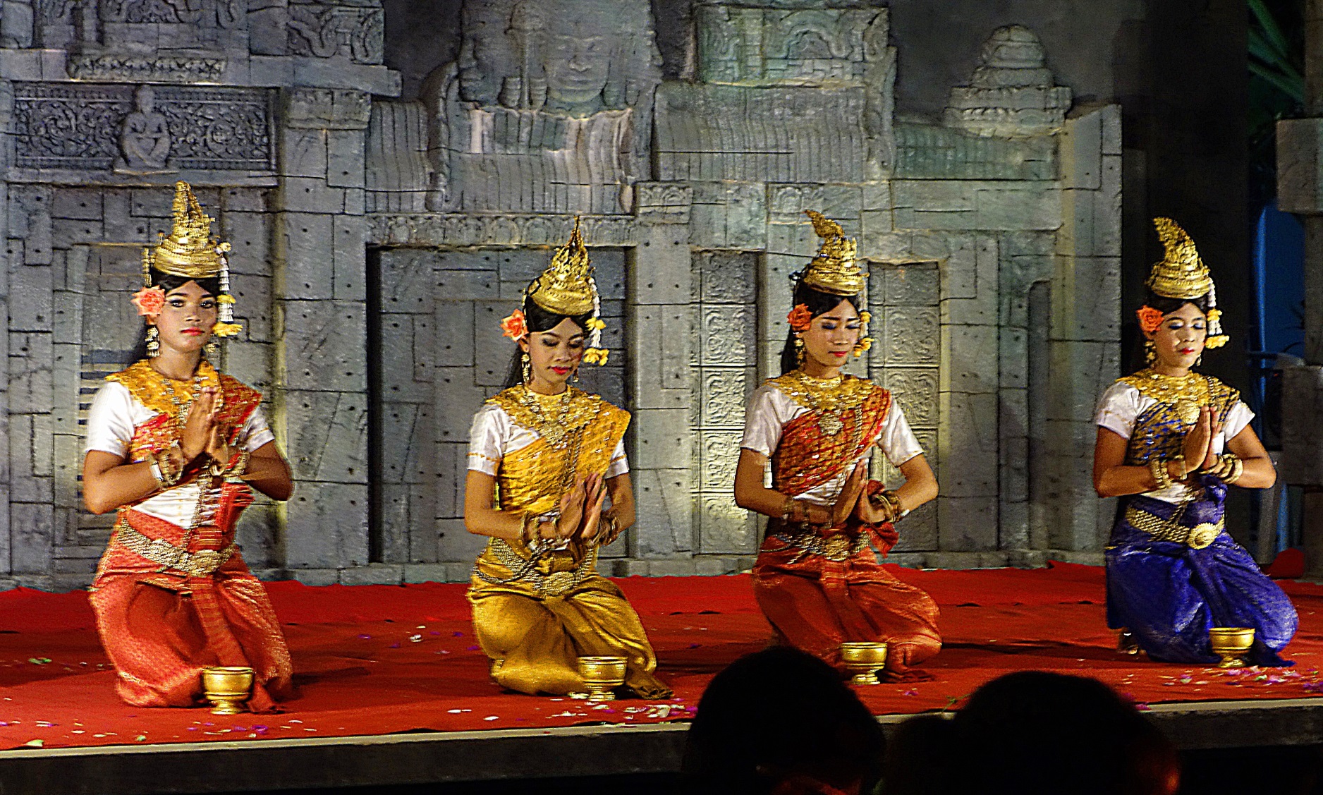 Лаосские танцовщицы