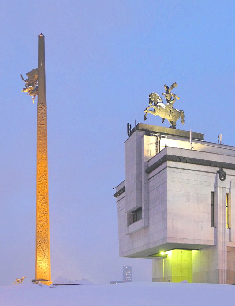 Монумент в Парке Победы к вечеру