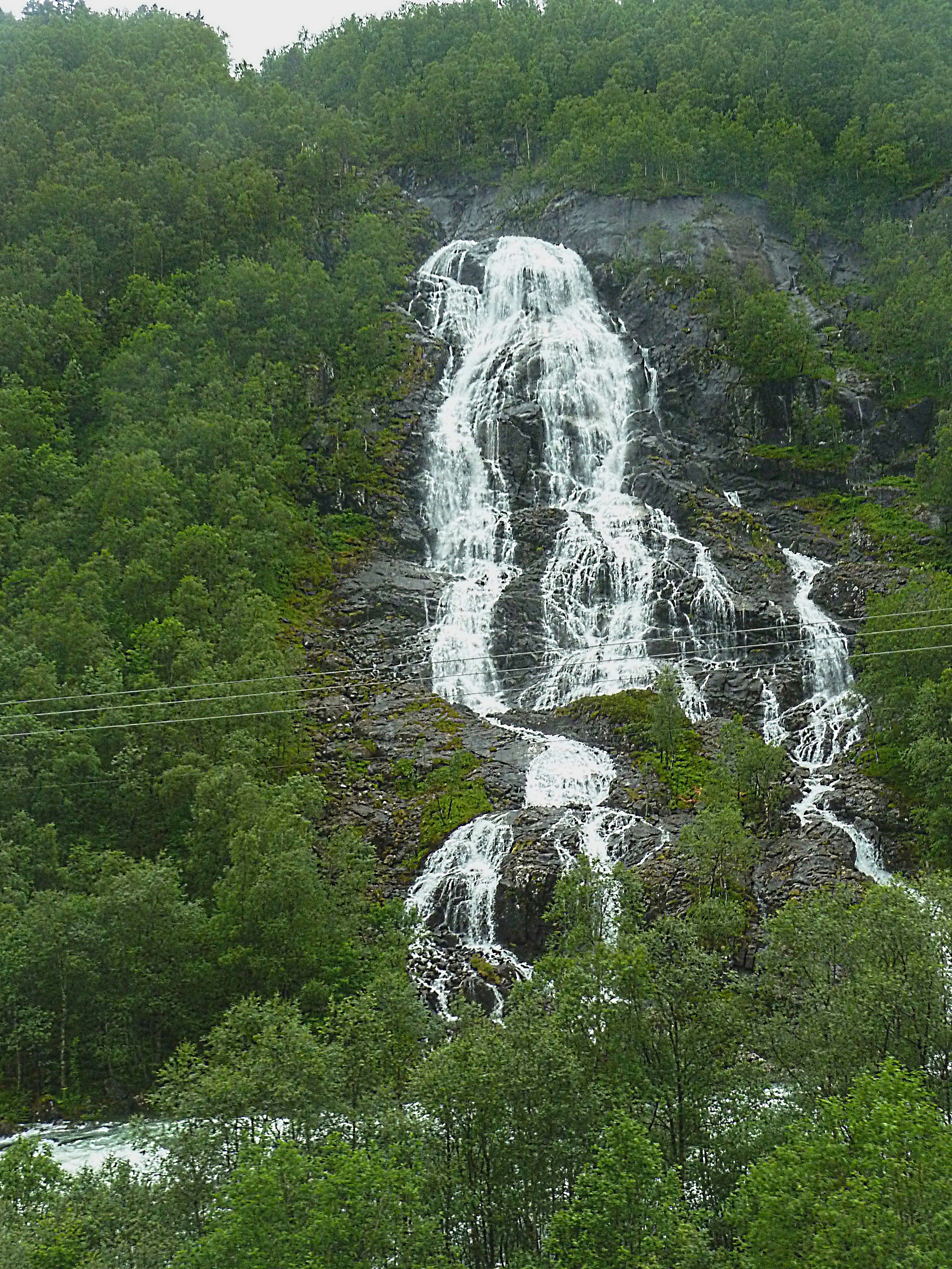 Водопад над горной рекой