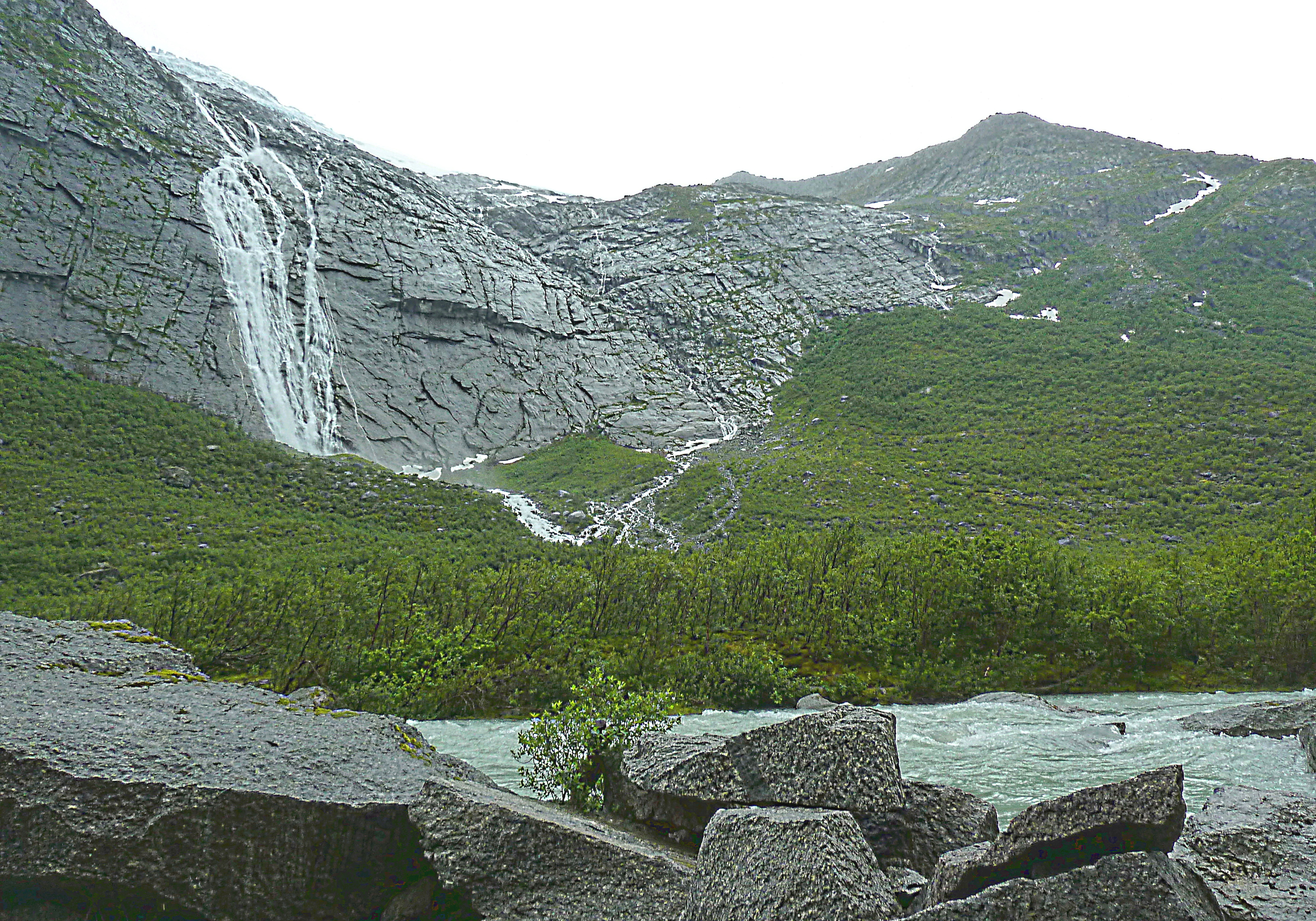 Водопад и озеро у ледника