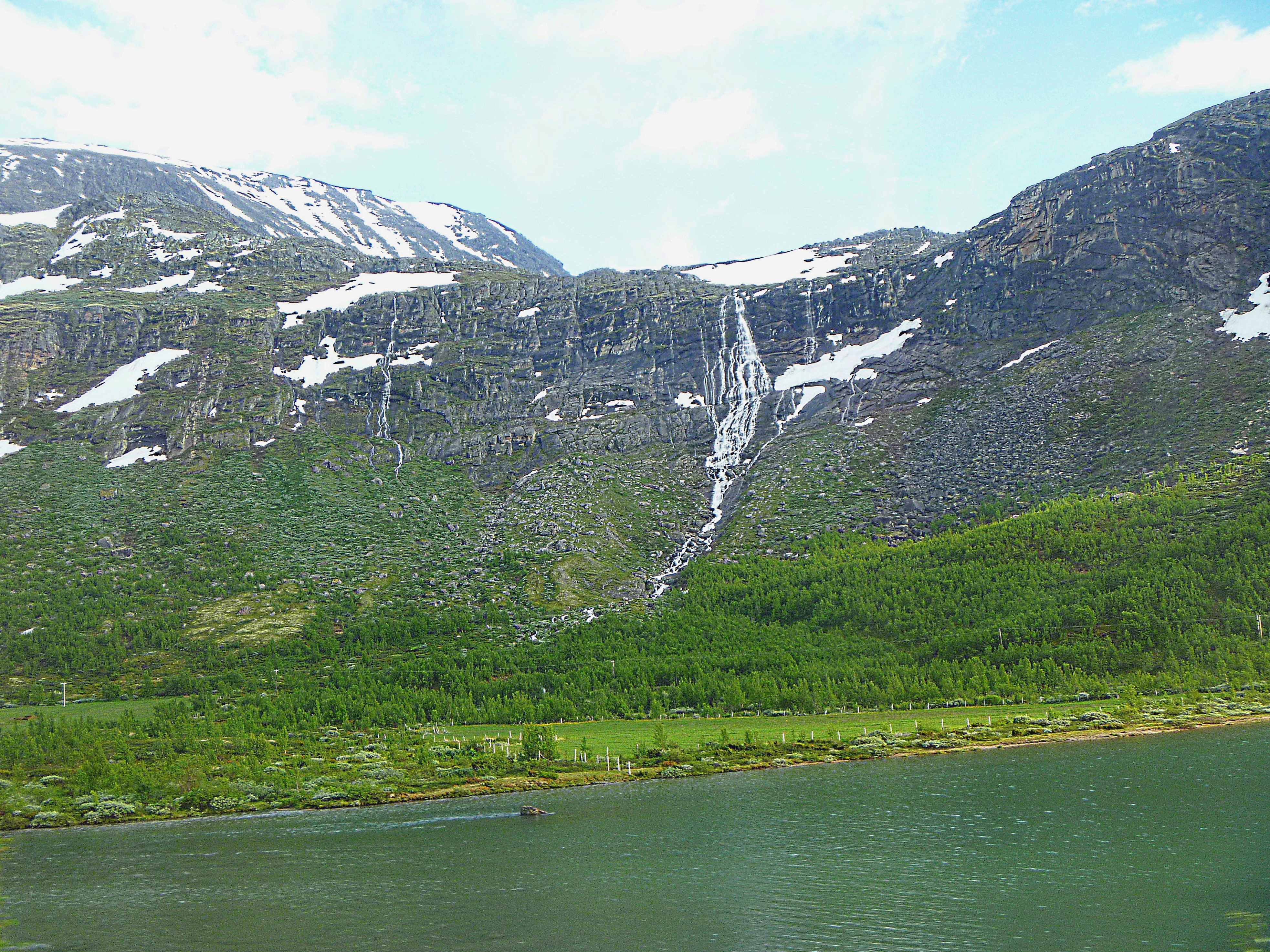 Берег фьорда в Ю. Норвегии
