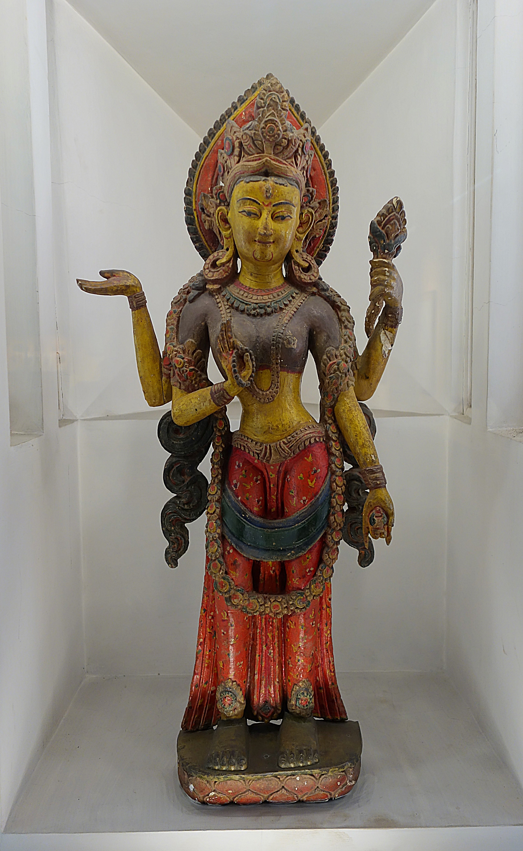 Старинная статуэтка богини