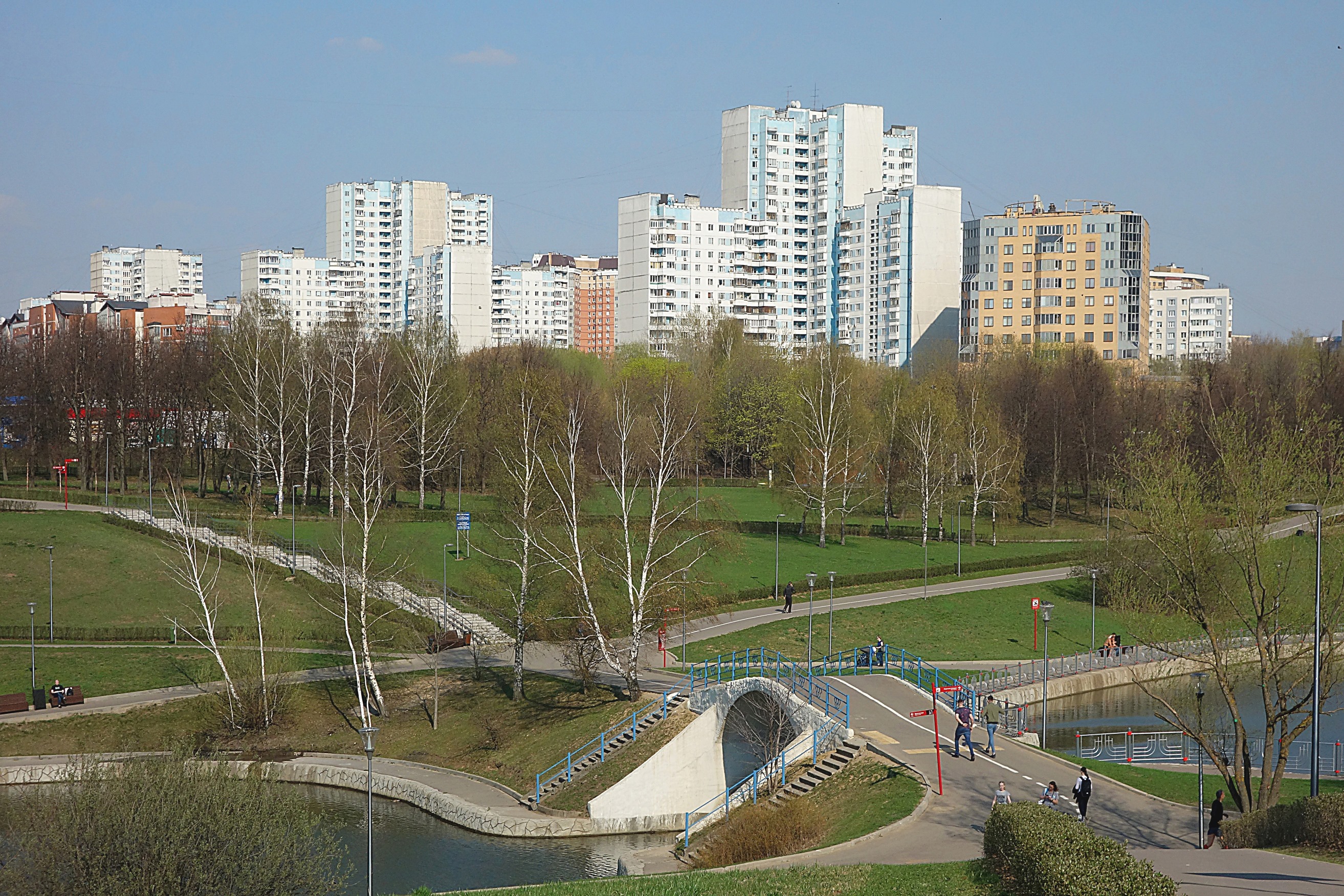 Парк Олимпийской деревни,апрель