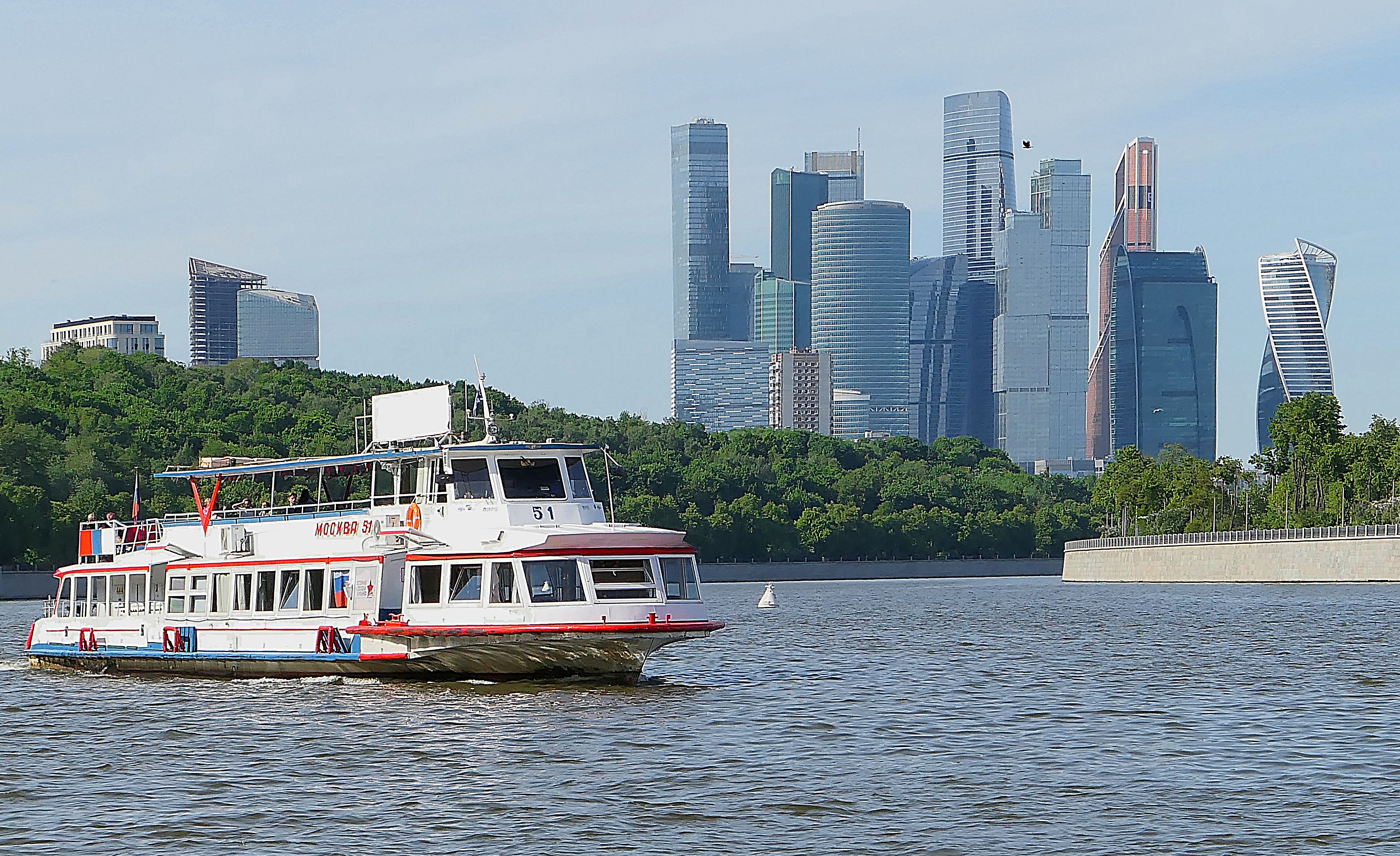 Москва-Сити и кораблик на реке
