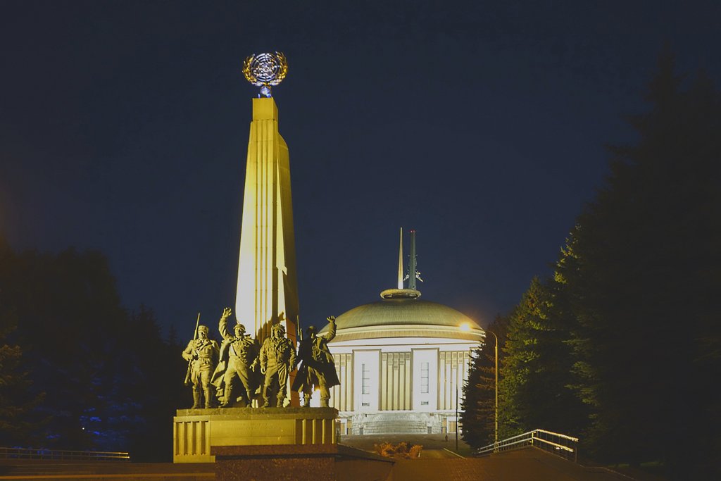 Памятник героям войны и Музей