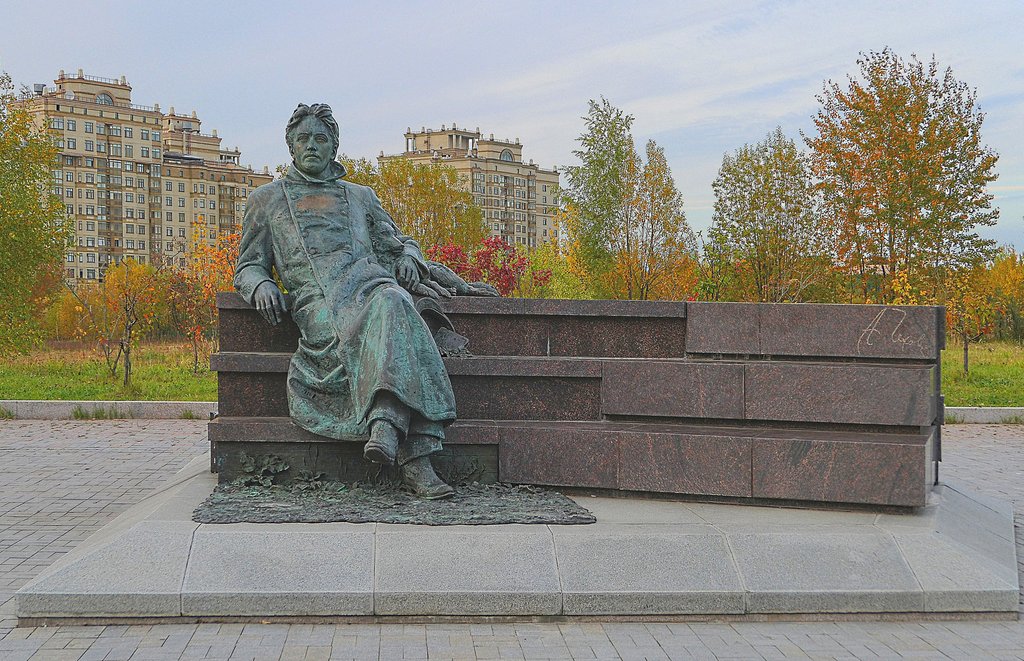 Памятник А.П.Чехову у Мед.центра