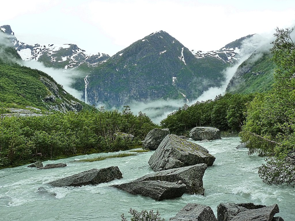 Горная река, стекающая с ледника
