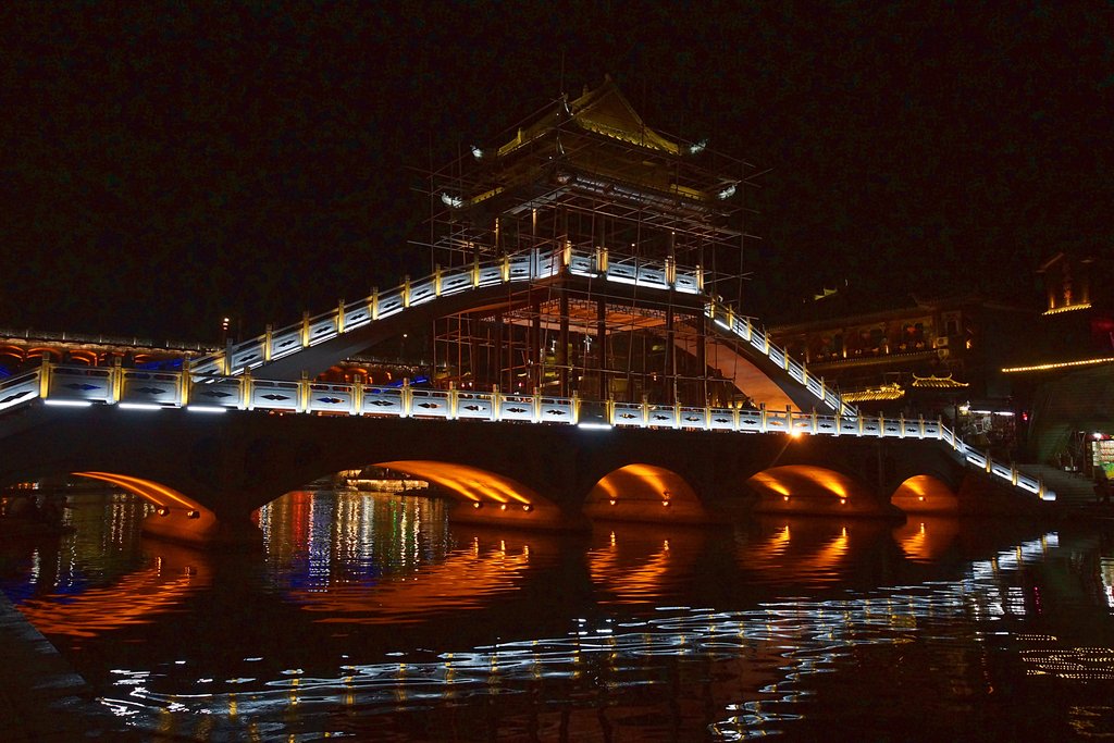 Мост через реку вечером