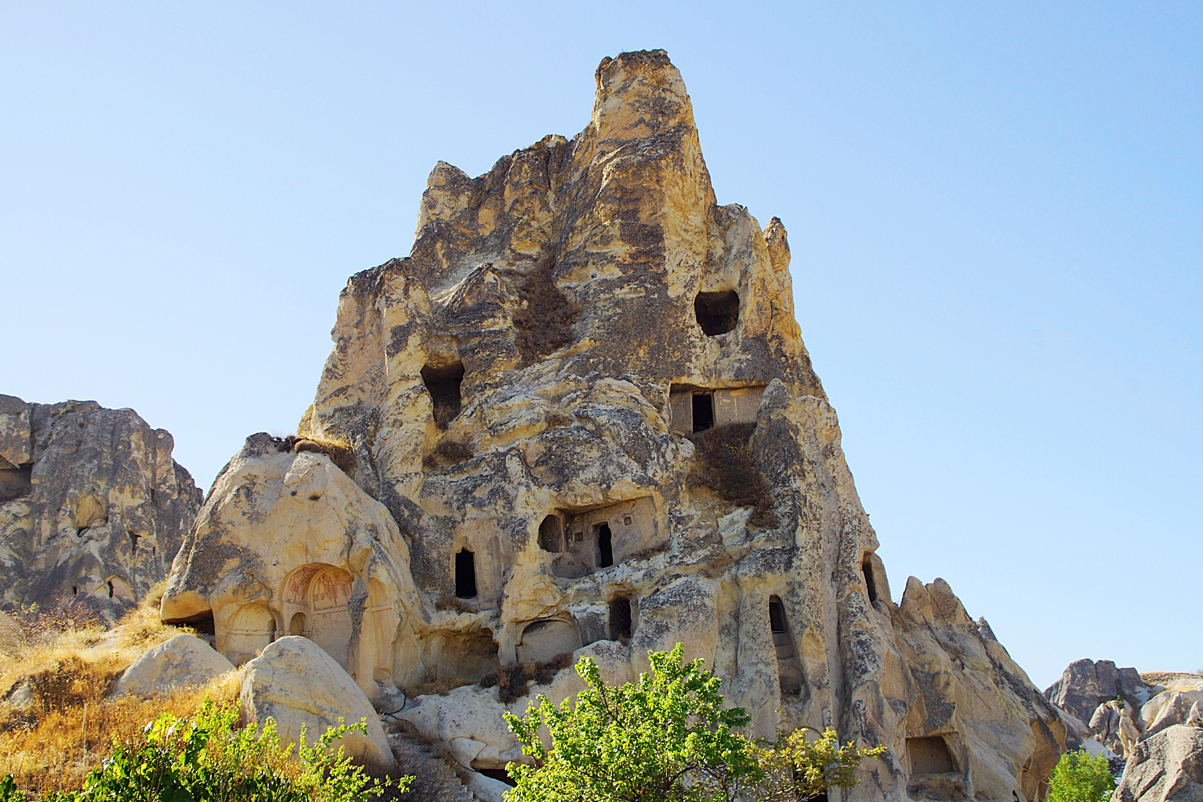 Скала Каппадокии с кельями