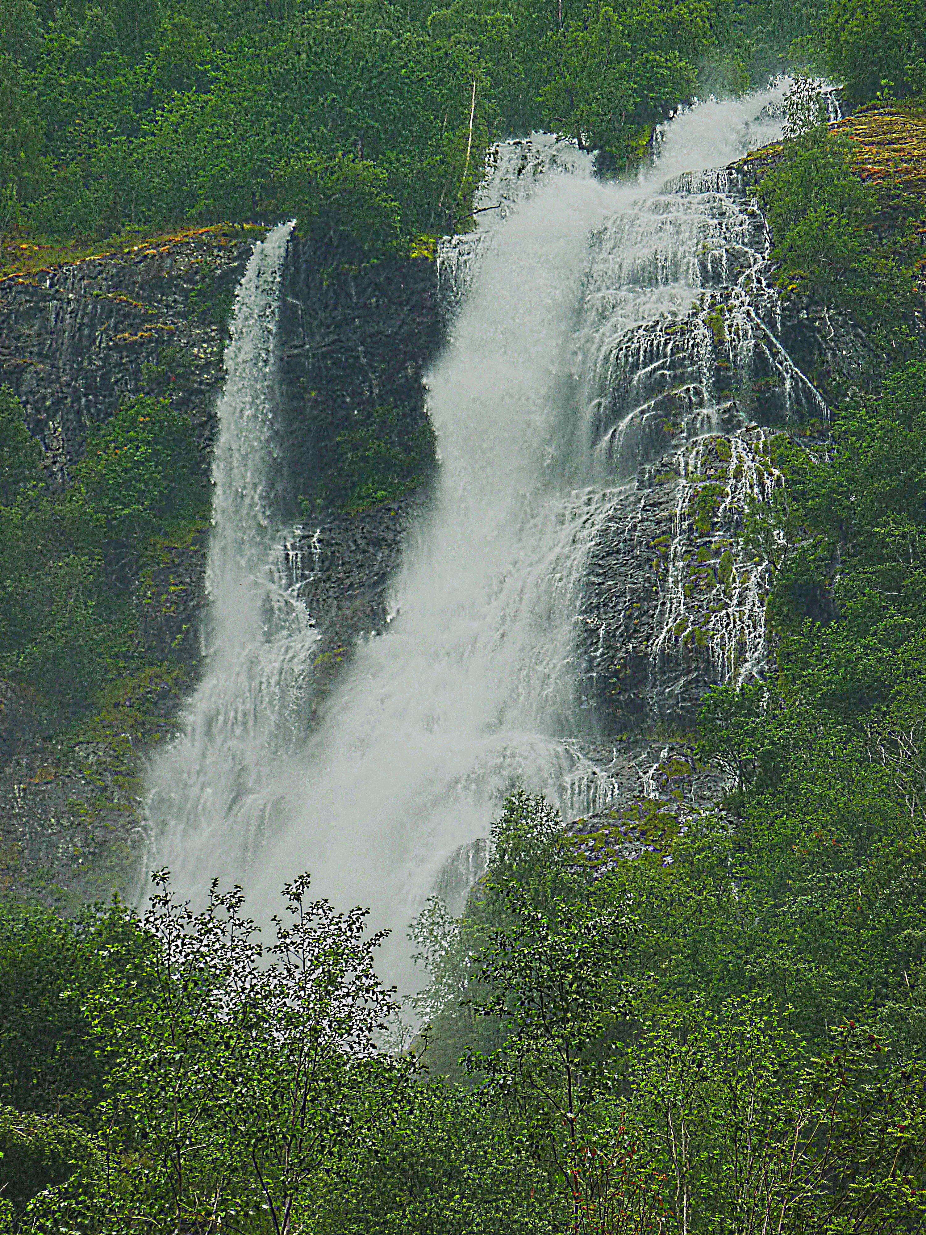 Небольшой водопад у Флома