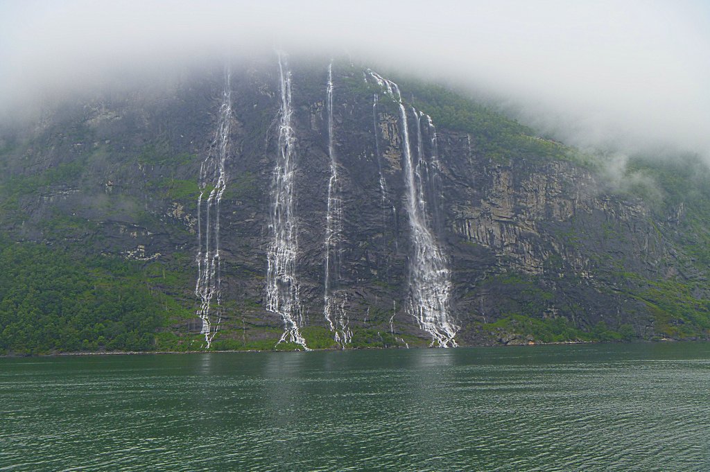 Водопад Семь Сестёр на фьорде