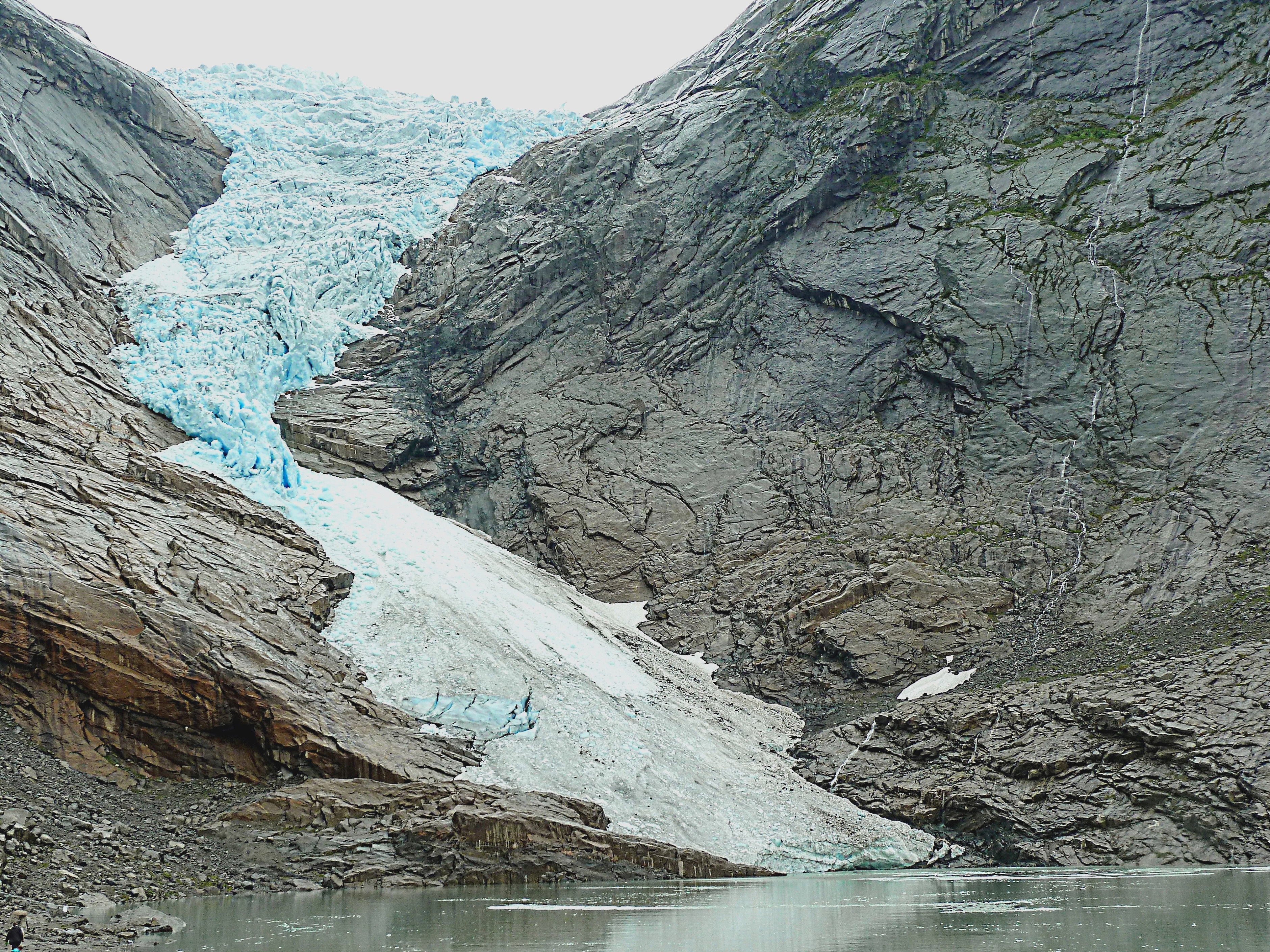 Язык ледника у горного озера