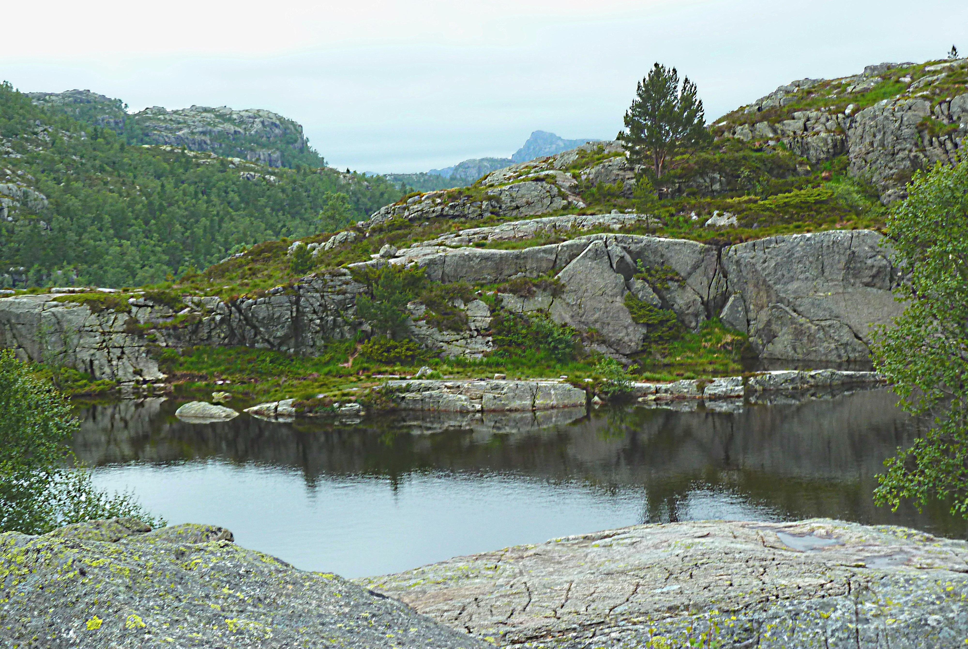 Озерцо в горах у Люсефьорда