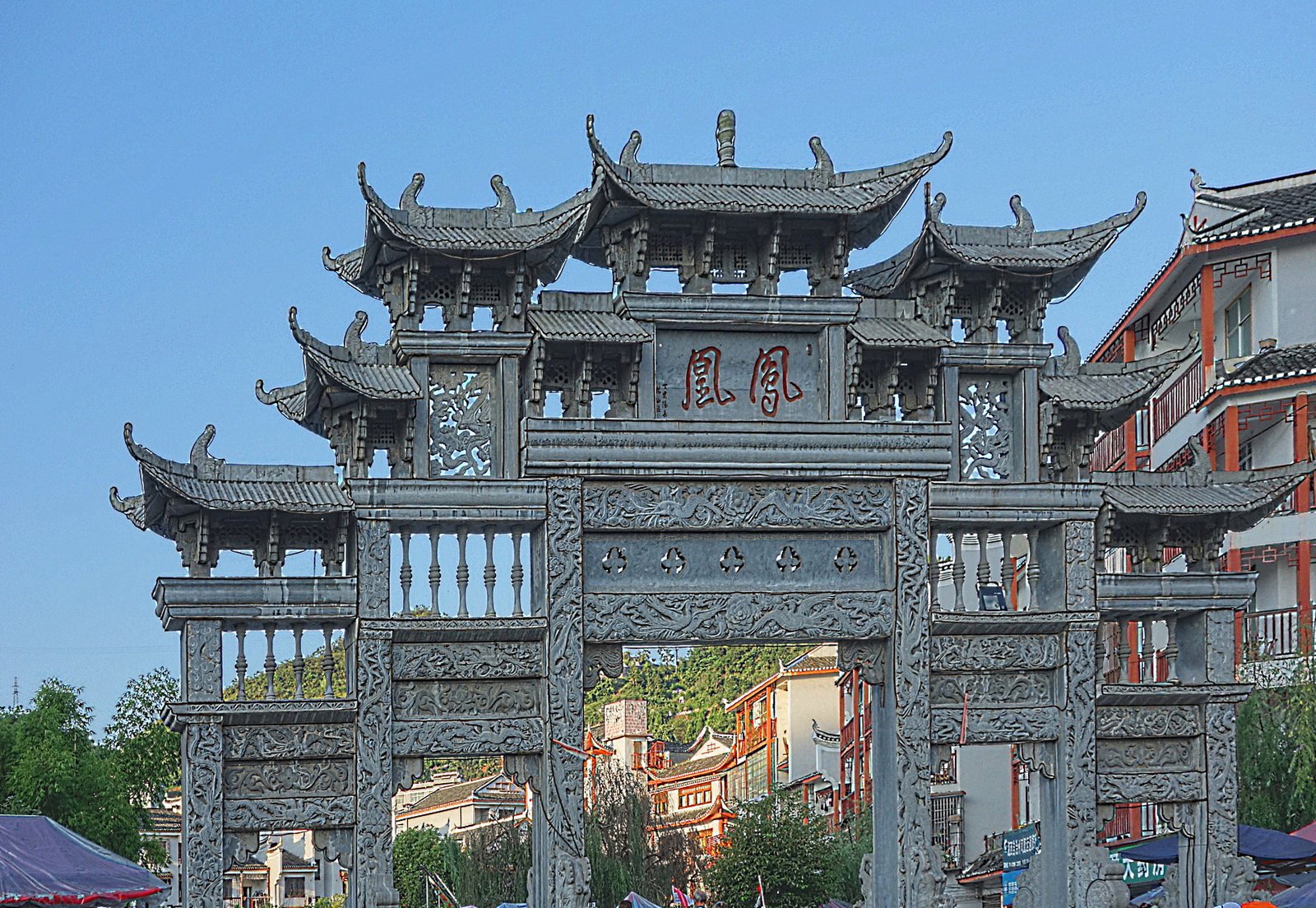 Старинные ворота в Фэнхуане