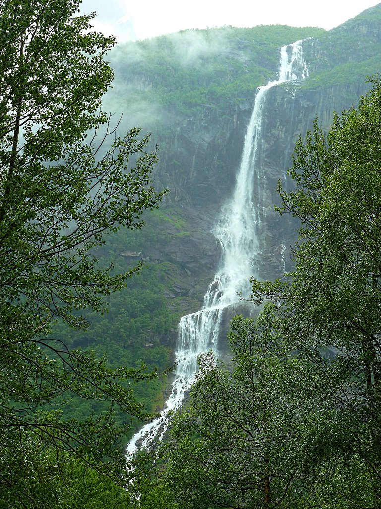 Водопад в районе горного ледника
