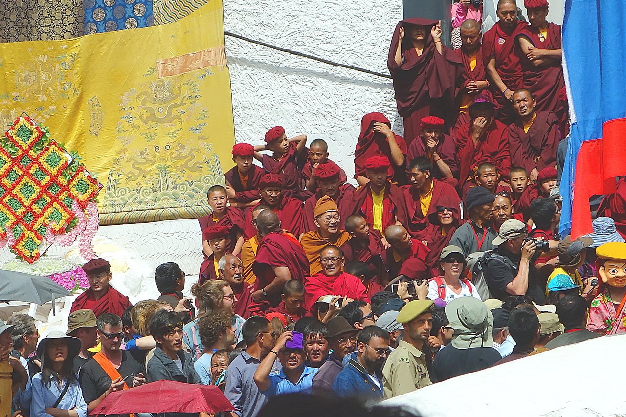 Монахи на фестивале Це-чу