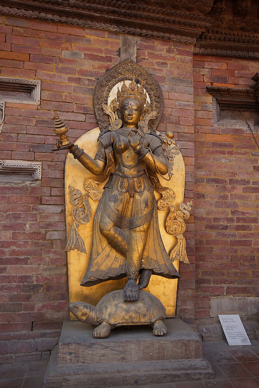Статуя Будды во дворе Ханумана