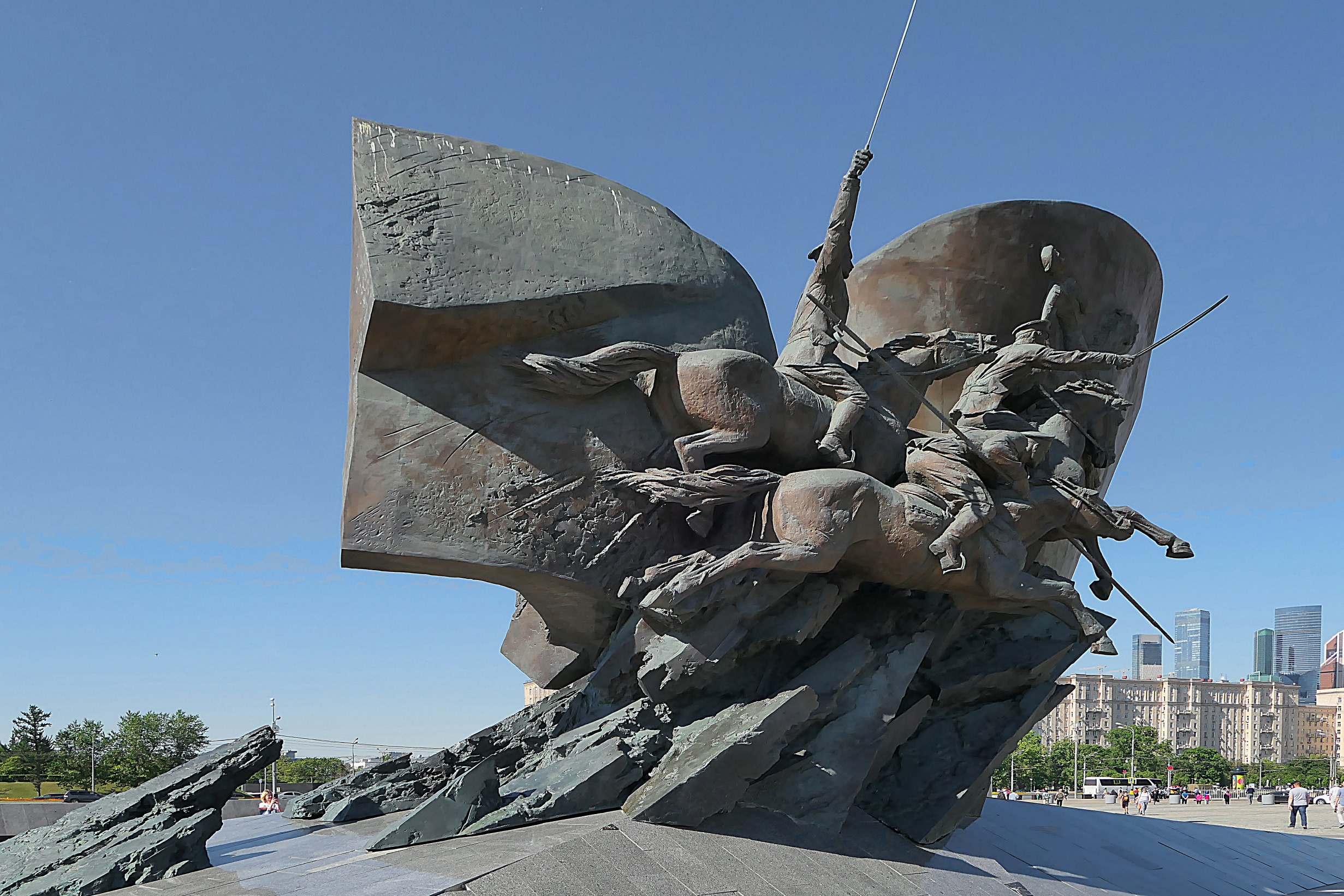 Памятник у входа в Парк Победы