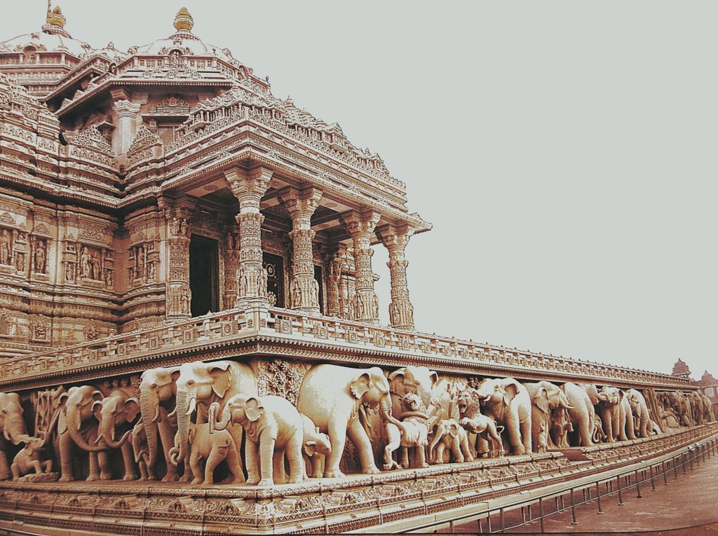 Парапет храма Акшардхам