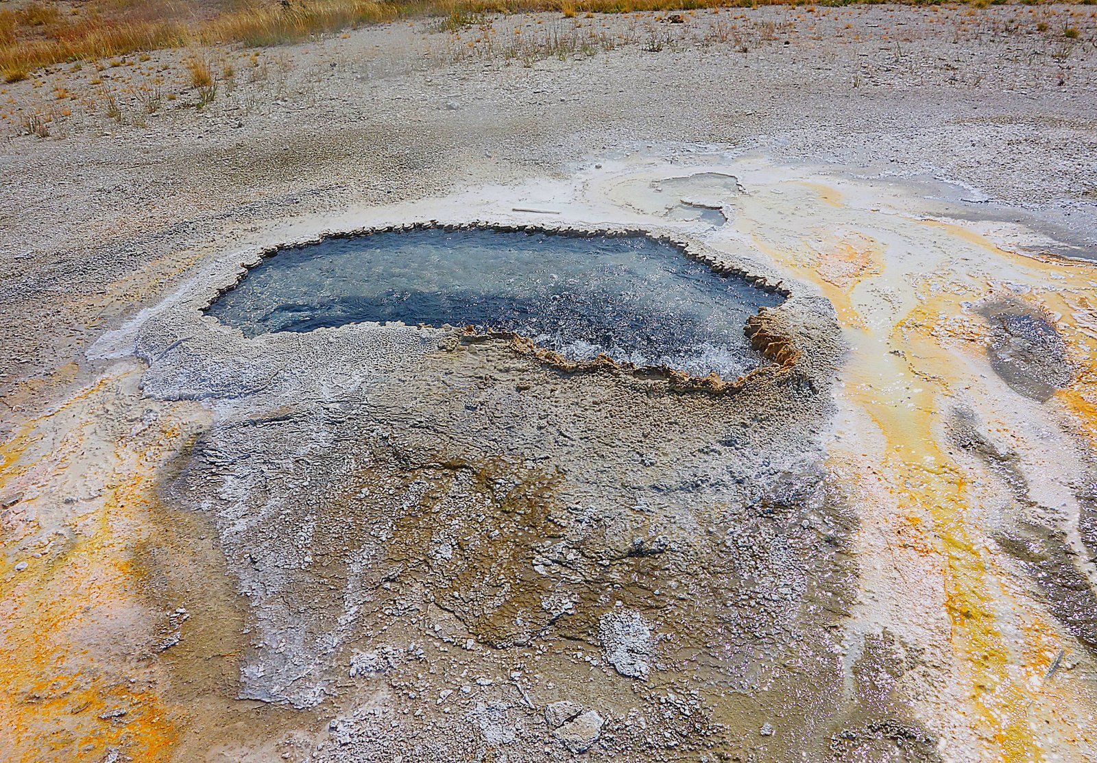Грязевой вулканчик на поле туфа