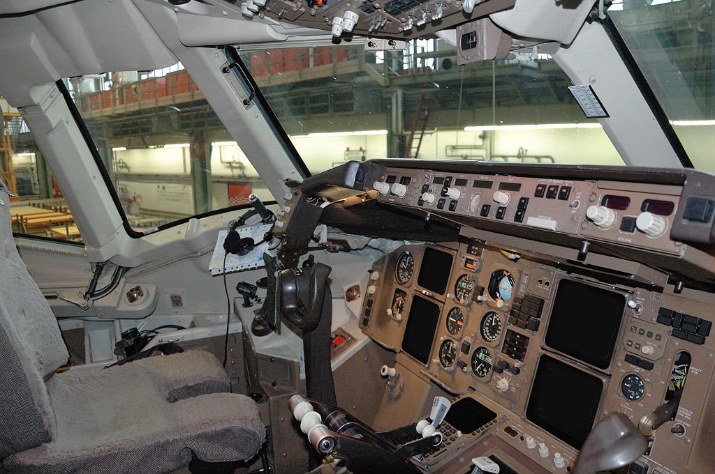Cockpit_of_Boeing_767-300ER_01.j