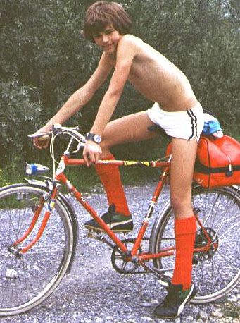 Fahrradboy mit Shorts & roten St