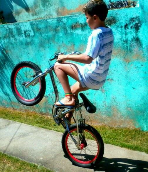 Biker Junge Akrobatik 01